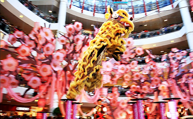 Lion dance performances are not uncommon in shopping malls during this time of the year (Photo Credit: Flickr / Ali Reza Zamli)