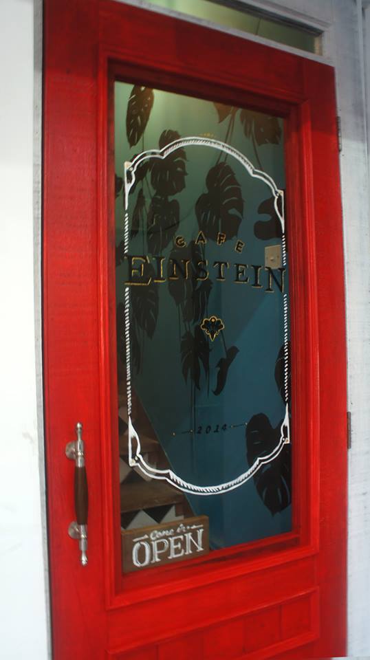 Einstein_cafe_red_front_door