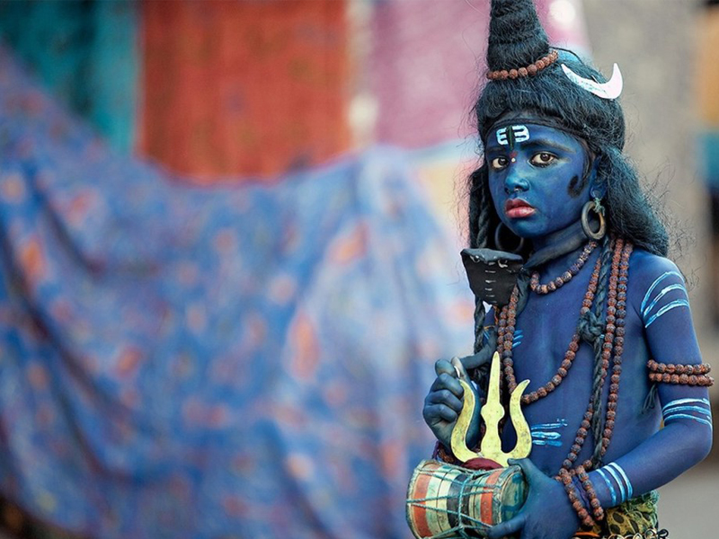 An Indian boy dressed up as a Hindu deity. (Pic via jolandblog.com)
