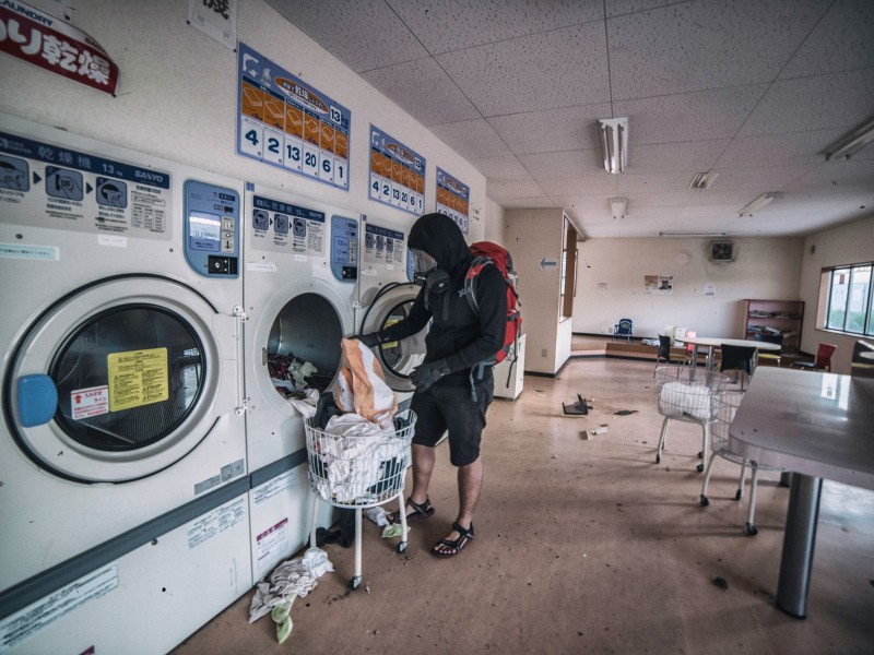 "Laundry left behind in the Fukushima Red Zone since March 2011. People left so quickly that they forgot their laundry. 5 years later it is still here. I found a lot of 100 yen coin in this shop" (Pic credit: Keow Lee Loong Photography)