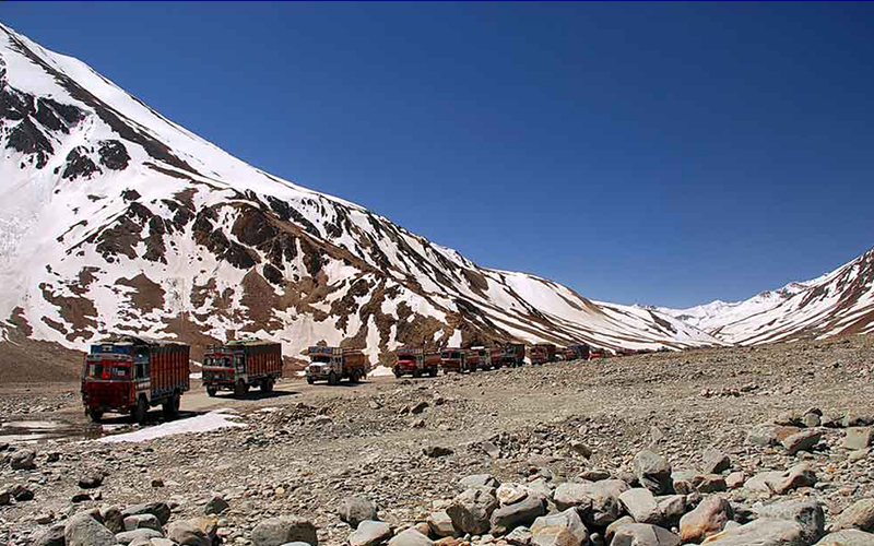 With little mountains of snow on both sides, there is something very magical about Baralacha-la pass at 16,050 ft above sea level. (Pic credit: makemytrip.com) 