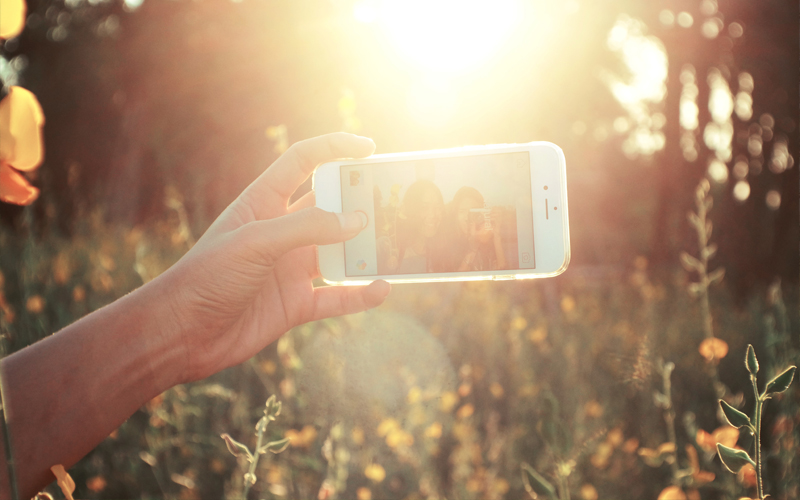 hello-roaming-selfie