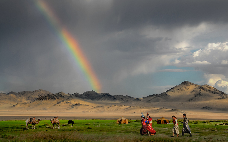 In the evening, people dressed for the Naadam festival go for a walk. (Photo credit: Bernd Thaller/Flickr)