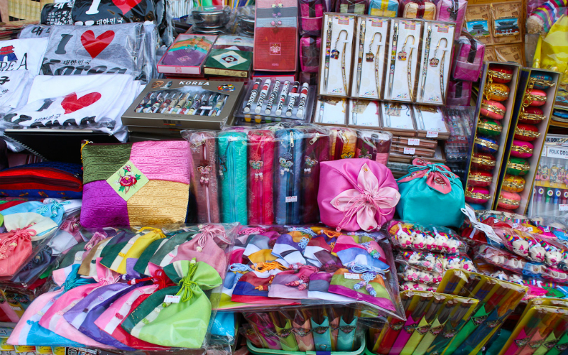 A Pinoy in Korea: At Dongdaemun's NamPyeongHwa Market, It's Bags! Bags! Bags !