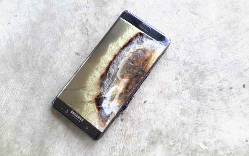 An issue in the Lithium-ion battery in the Samsung Galaxy Note 7 is causing the phone to spontaneously explode or catch on fire (Photo credit: Crushader/Imgur) 