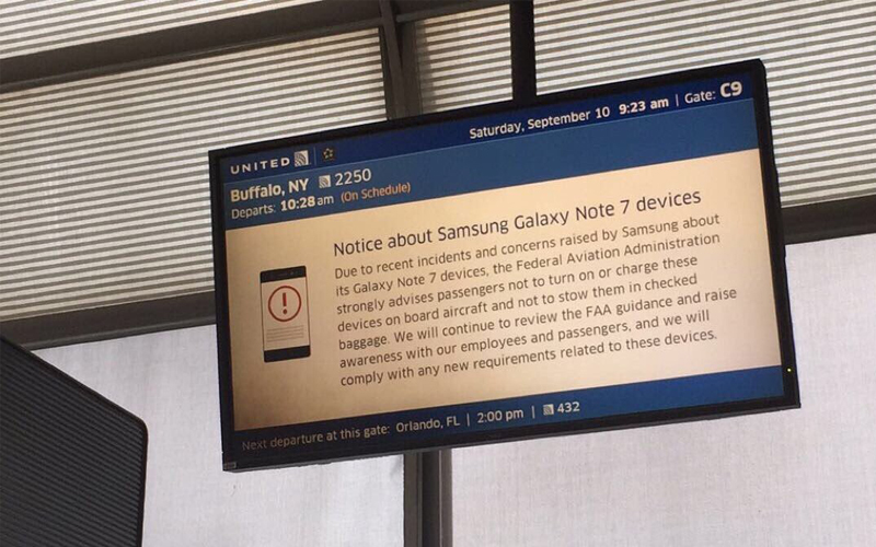 United Arlines issues warning to passengers about Samsung Galaxy Note 7 devices in the gate area. (Photo credit: AirlineGeeks.com/Twitter)