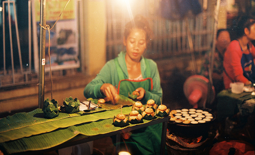 At a nightmarket in Luang Prabang (Photo credit: Khánh Hmoong/Flickr)