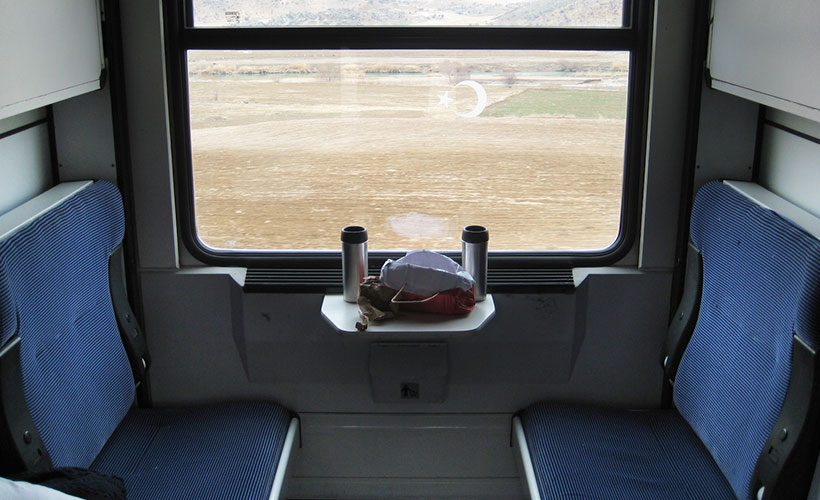 Mugs_in_train_cabin