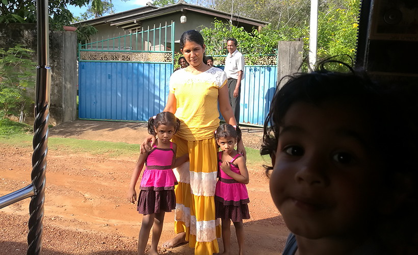 Enjoying_the_superb_hospitality_of_a_Sri_Lankan_Village