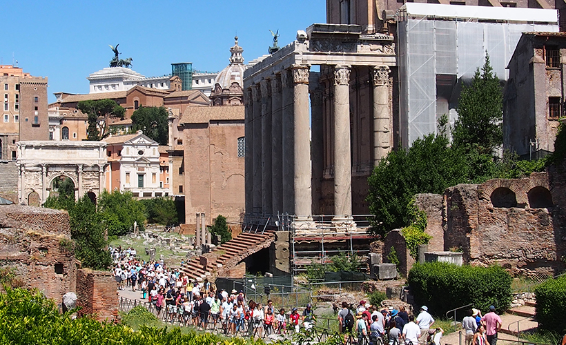 A small portion of the crowds at the Roman Forum. (Yikes!)