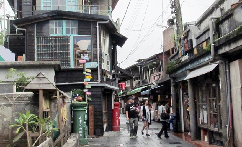 Trawling the quaint alleys of Jingtong Old Street (Photo Credit: Wai Lu Yin)
