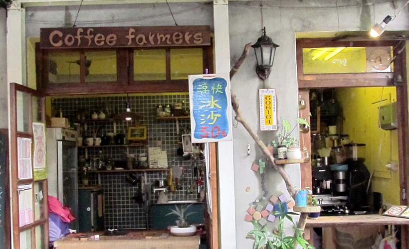 A charming café where I stopped for a cup of black coffee and a lovely chat with the barista  (Photo Credit: Wai Lu Yin)