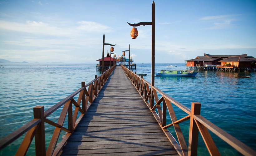 No shortage of accommodation in Mabul considering that you can dive in Sipadan but not stay in Sipadan. (Photo Credit: Flickr / Eric Monfort)