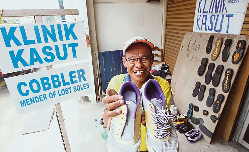 2.-Repair-and-wear-(cobbler-in-Melaka)-photo-source-New-Straits-times