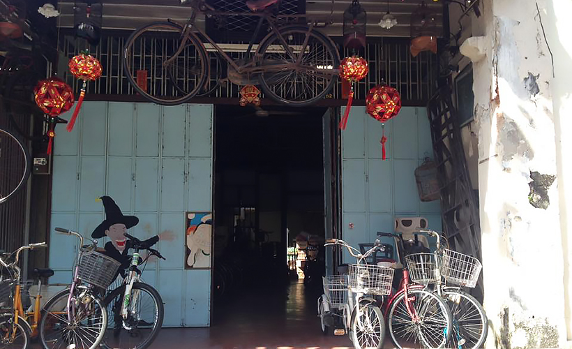 3.-Make-smart-moves.-Photo-of-bikes-in-Georgetown,-Penang-by-Amy-Lewis.