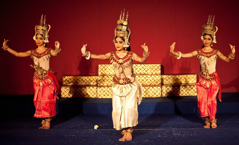 Traditional dancers performing the Khmer Apsara Dance. (Photo Credit: Traveloka)