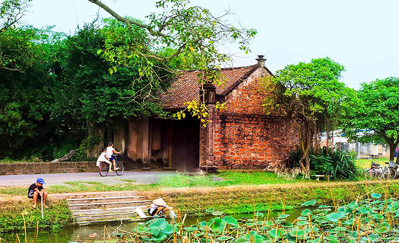 gate-to-Duong-Lam-ancient-Village_pc-hanoiluxurytours.com