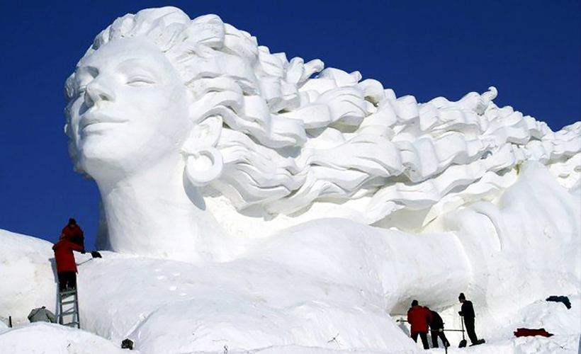 Unearthing a goddess. The festival has been known to use up to 120,000 cubic metres of snow! https://matome.naver.jp/odai/2142255682393683401/2142255828093959503 