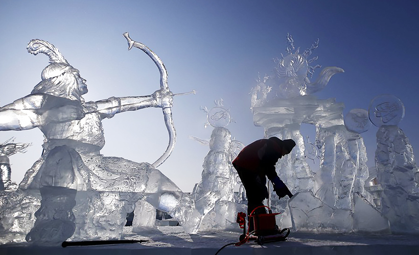 A sculptor working on his translucent masterpiece from ice blocks of about two to three feet thick, obtained from the Songhua River. https://www.theodysseyonline.com/chinas-ice-snow-world-dream 