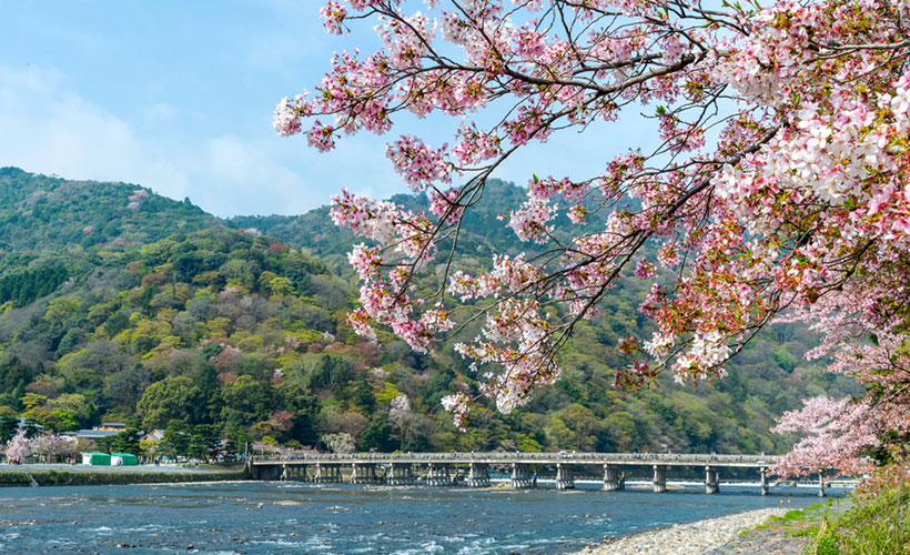 Arashiyama_Katsura_River,_with_the_famous_Togetsu-kyo_Bridge_in_the_background.