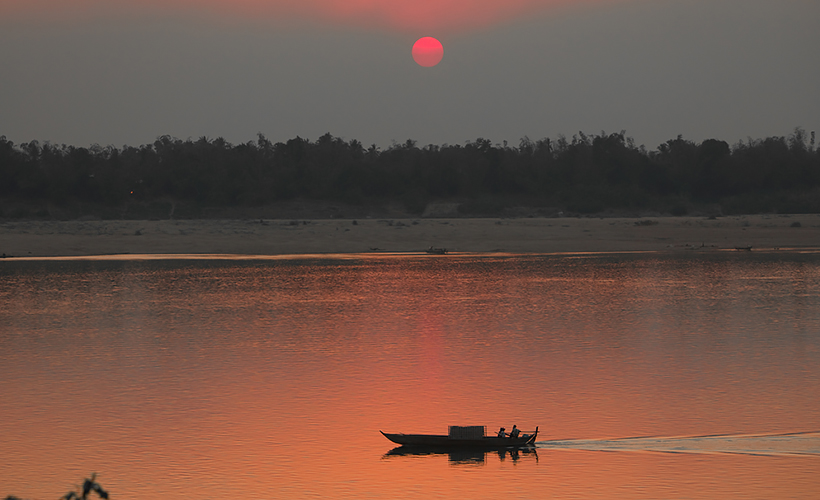 Sunset_over_Mekong_River_near_Kratie