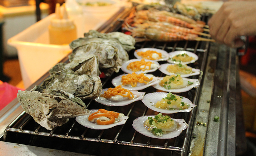 Oysters? Scallops? Prawns? Squid? Name it and they’ll grill it.