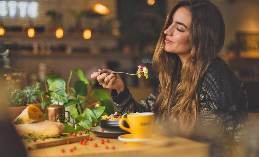 Practice mindful and intuitive eating when dining out